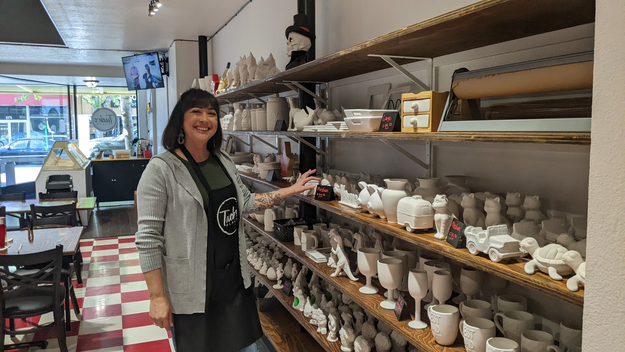 Tuck's Place Opens in Roseburg